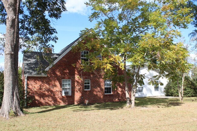 Building Photo - Beautiful 4/2 Frame Home in Marianna on Well