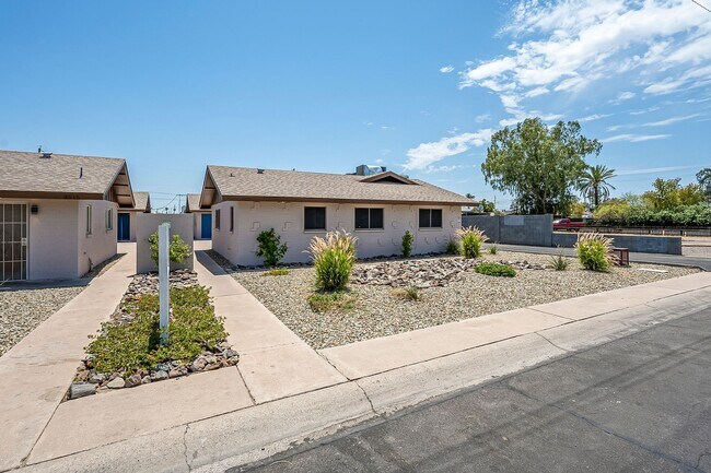 Building Photo - Fully remodeled Casita style apartment hom...