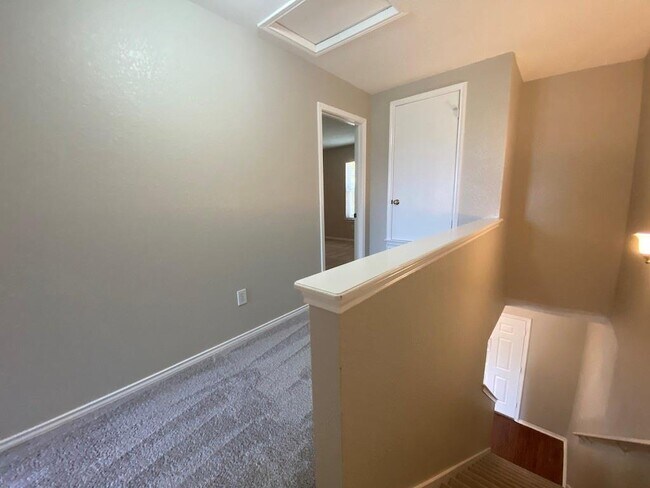 Building Photo - 330 Mistletoe Ln
