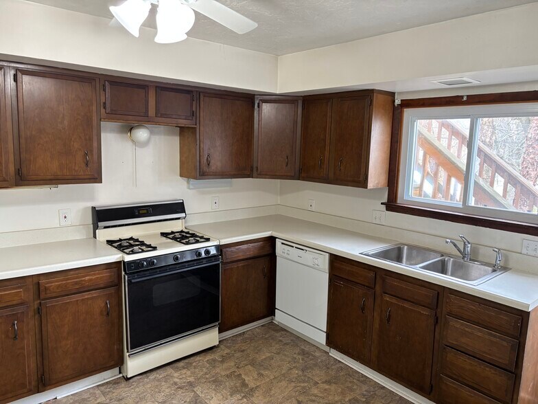 Building Photo - 2303 Ashurst Rd