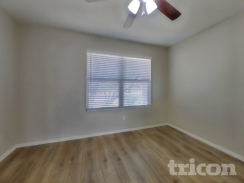 Building Photo - 11807 W Aster Dr