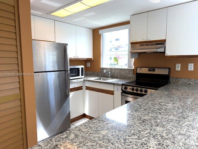 Building Photo - 3052 SW 27th Ave