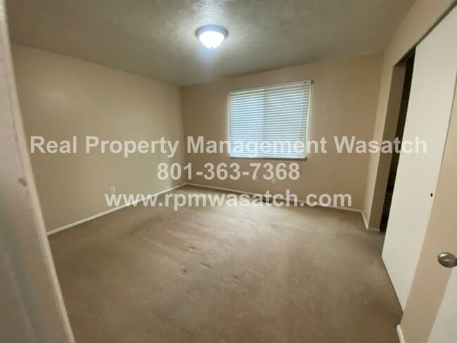 Building Photo - 1098 E Violet Cir