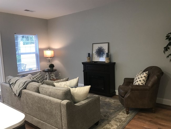 Building Photo - 2405 Rosa RoadRidge Manor Ct