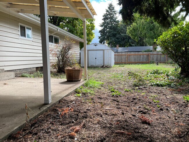 Building Photo - 3 bedroom 1 bathroom single level home!