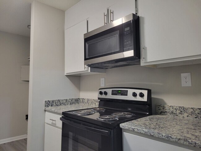 Primary Photo - Duplex, Newly renovated, 2 bedroom with 2 ...