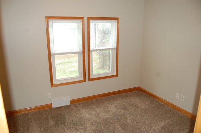 Building Photo - Cute & clean and close to campus!