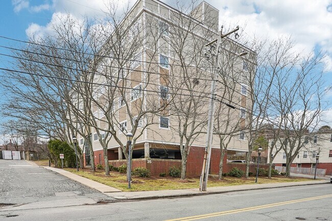 Building Photo - 35 Des Moines Rd