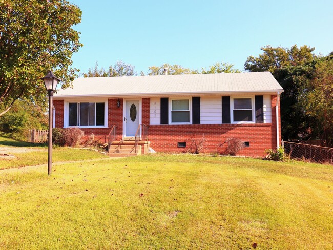 Building Photo - Move-In Ready 3 Bed/1 Bath Rancher | Spacious Yard & Enclosed Porch!