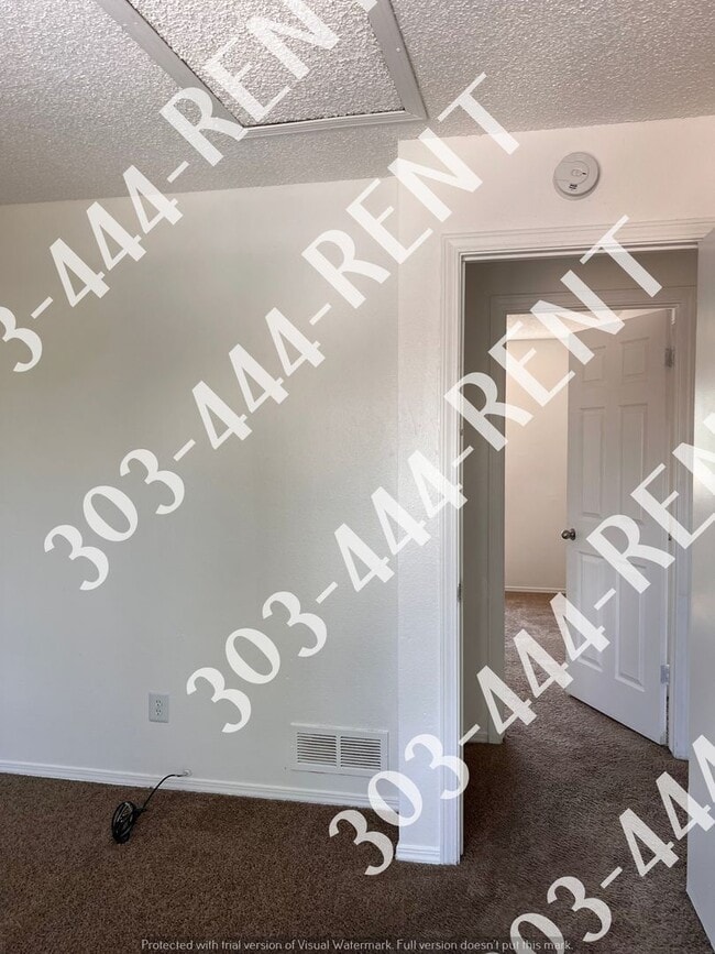 Building Photo - Large 3 Bedroom 2 Bathroom located in Gree...