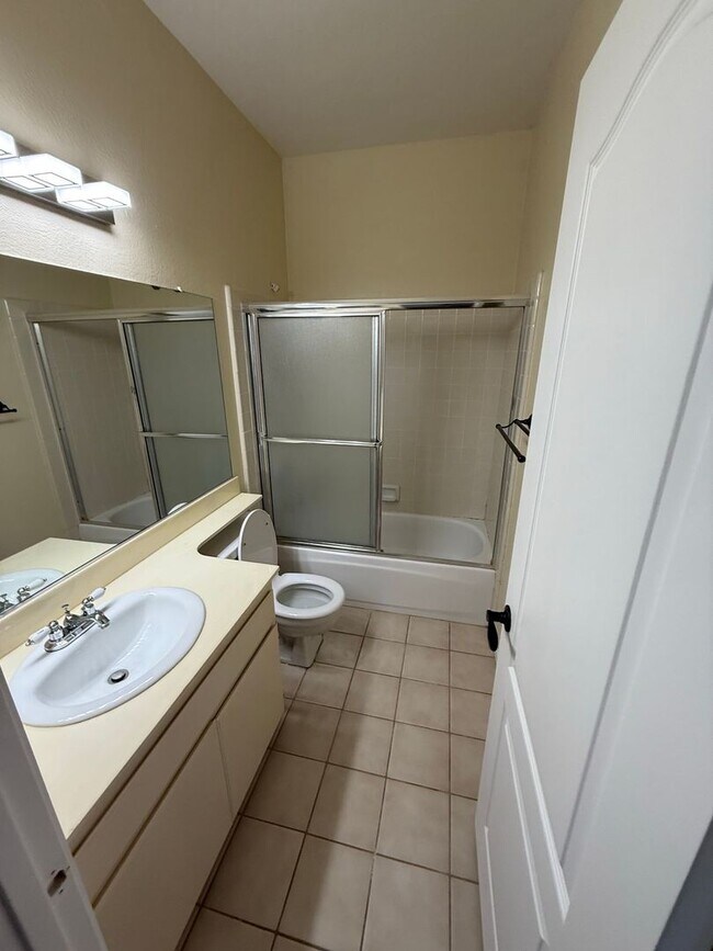 Building Photo - Lovely 2 Bedroom, 2 Bath First-Floor Condo...