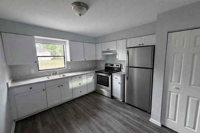 Building Photo - Spacious 2BR/1BA Unit Available !