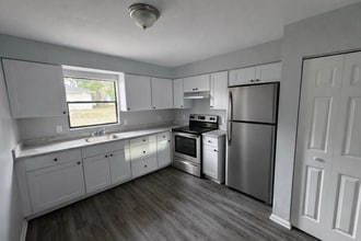 Building Photo - **Beautifully Updated (2BR/1BA) Lakeland Duplex**