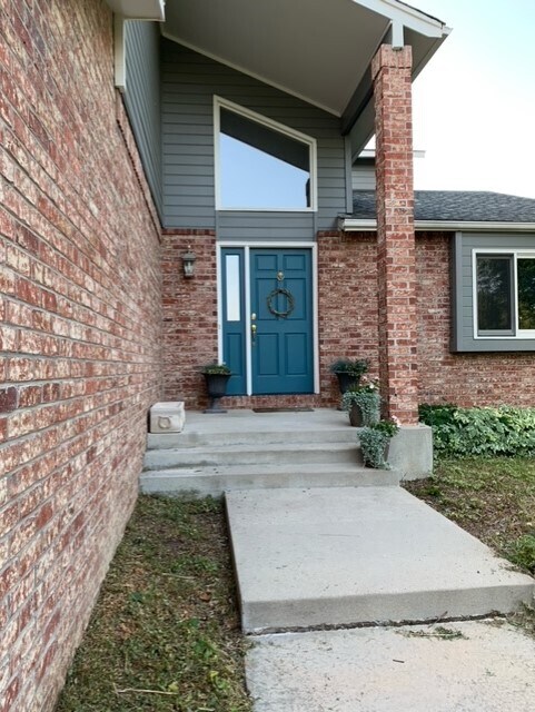 Building Photo - 8058 Centrebridge Dr