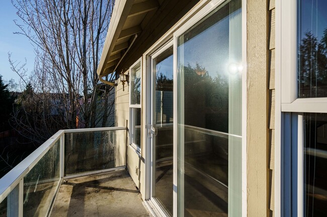 Building Photo - 3 Bedroom 2.5 Bath Duplex -Quick Easy Acce...