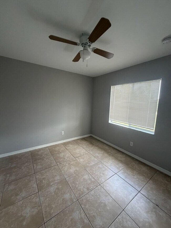 Building Photo - 930 Ainsworth St W