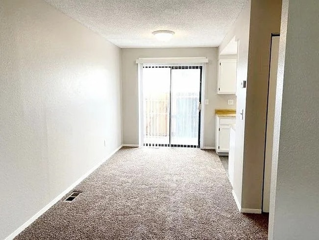 Building Photo - 2 bedroom townhome on east side-Don't miss...