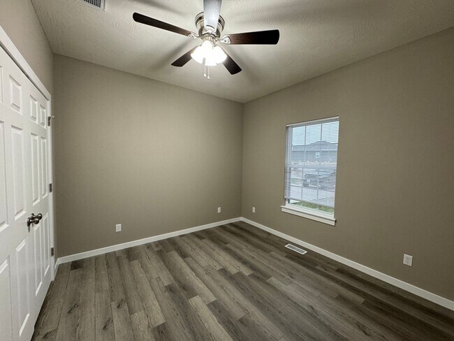 Building Photo - Newer 4 Bedrooms/2 Baths/Oversized 2 Car Garage Home Coming Available!