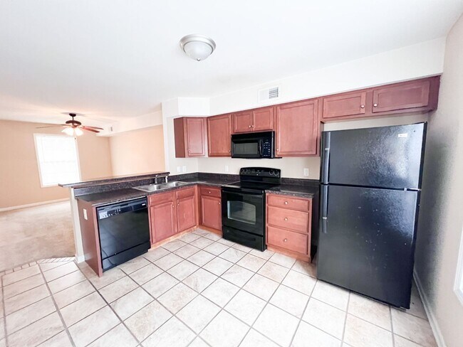 Building Photo - 2 Bedroom 1.5 Bathroom Townhome!!!