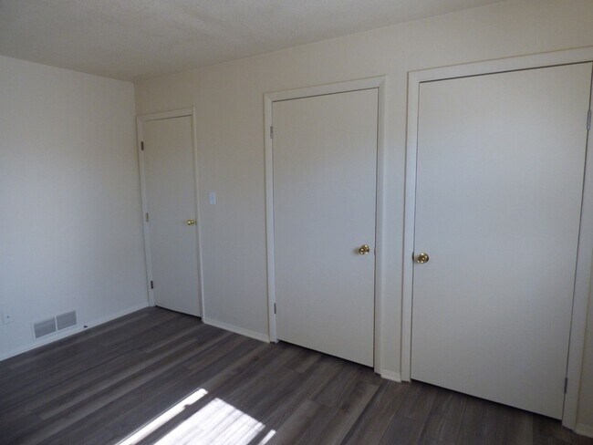 Building Photo - 6914 Autumn View Dr