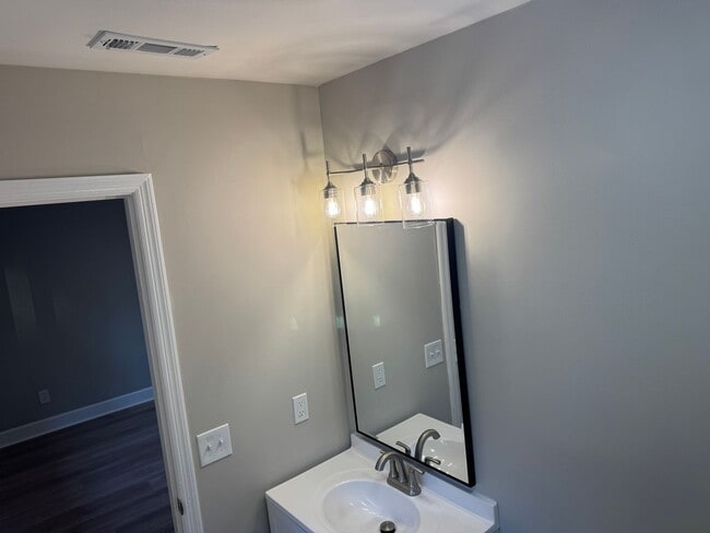 Building Photo - cute town home