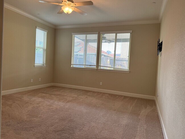 Building Photo - Immaculate Roseville property with solar!