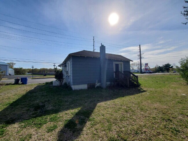 Building Photo - Charming 1 Bedroom Bungalow – A Special Place to Call Home!