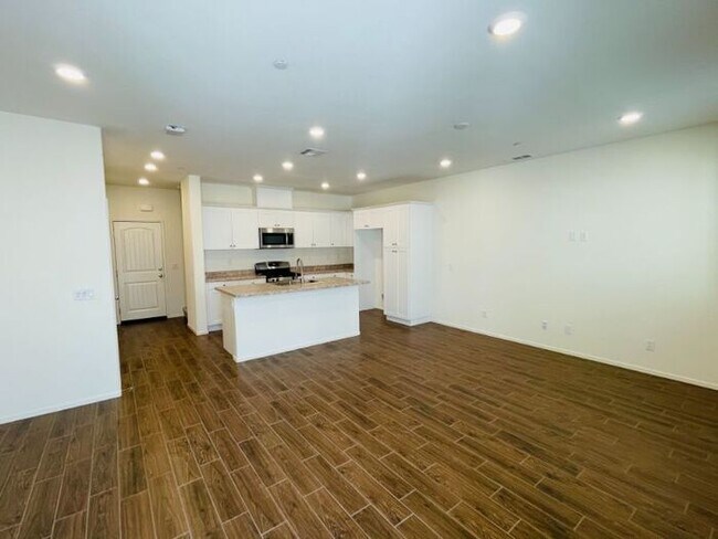 Building Photo - 30316 Town Square Dr