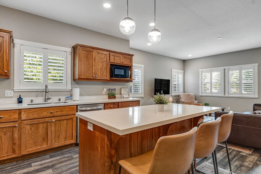 Building Photo - 1800 W Idaho St