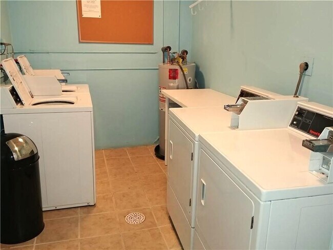 Building Photo - 12 NE 19th Ct