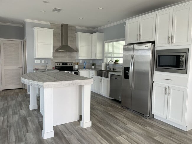 Building Photo - 586 Country Meadows Blvd