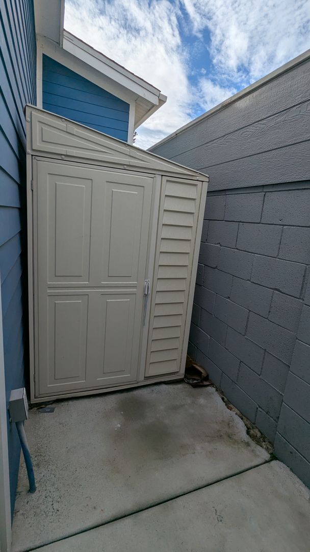 Building Photo - Private 1 Bed 1 Bath Back House with Yard ...