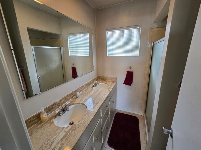 Building Photo - Classic 3 Bed, 2 Bath Home on Large Lot