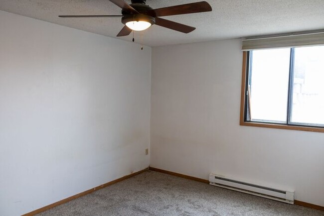 Building Photo - $1,025 | 2 Bedroom, 1 Bathroom Apartment |...