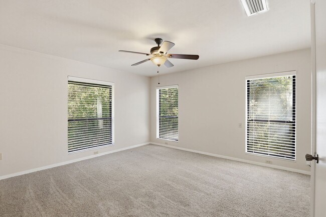 Building Photo - 4 Bedroom, 3 Bath House on 1 Acre in Fox Grove