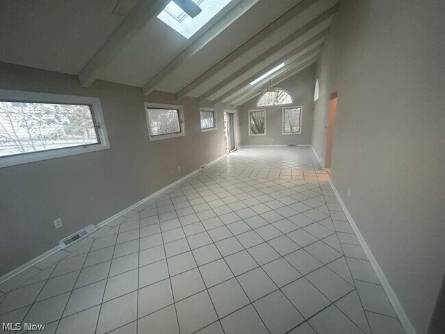 Building Photo - 2079 S Green Rd