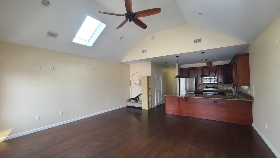Primary Photo - 43 Ravine Ave