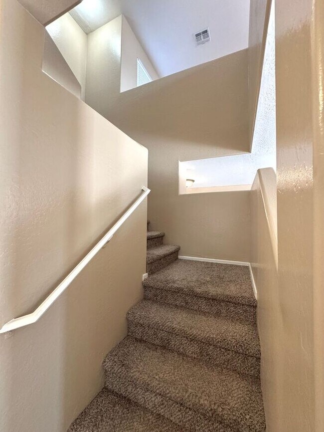 Building Photo - GREAT 4BEDROOM/3BATH HOME WITH ALL THAT YO...