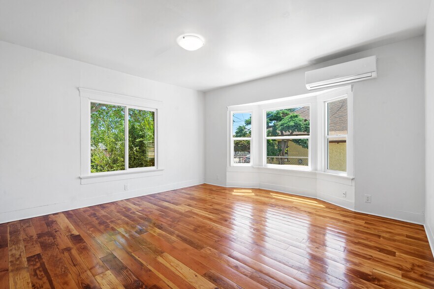 Living room - 207 E Avenue 31