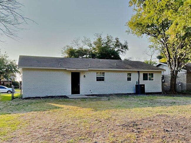 Building Photo - Remodeled 4-Bed, 2-Bath Home with Fenced Backyard in Mesquite, TX