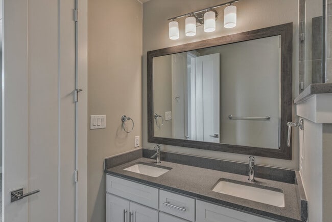 Building Photo - 736 N Plano Rd