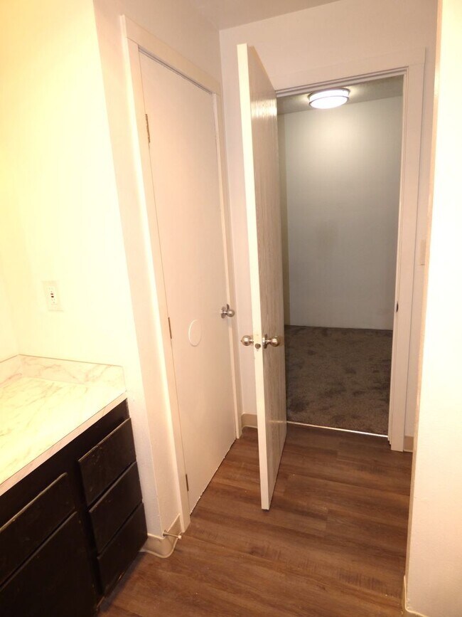 Building Photo - Rent Special: 1/2 Off June's Rent!! - 2 bed Townhome