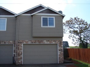 Building Photo - THREE BEDROOM TOWNHOME IN HAZEL DELL