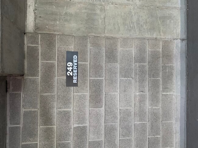 Building Photo - 1212 N La Salle Dr