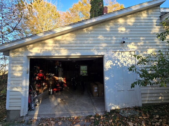 Building Photo - 826 Hurd Rd