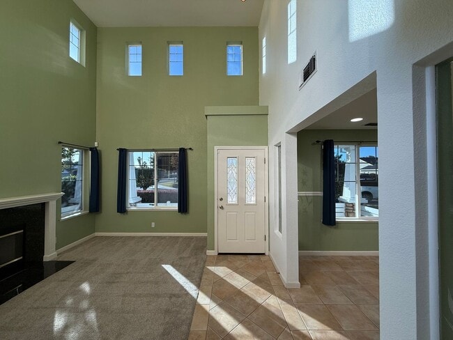 Building Photo - Large two story in Rose Hollow neighborhoo...