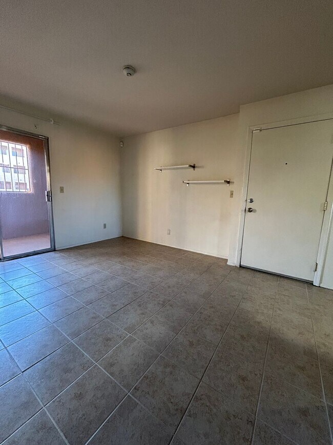 Building Photo - Casa Club Condominiums / Gorgeous 1 Bedroom Available!