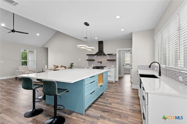 Building Photo - 2204 Magnolia Dr