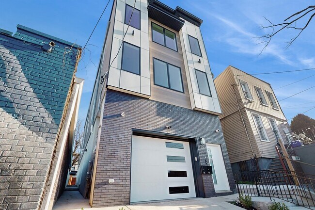 Building Photo - 110 Pamrapo Ave