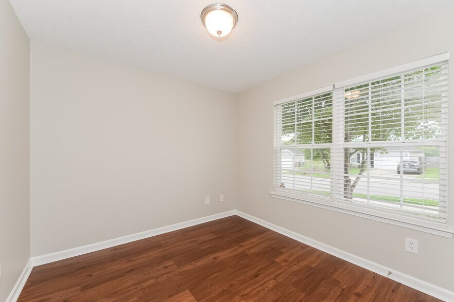Building Photo - 925 Birchmill Point S